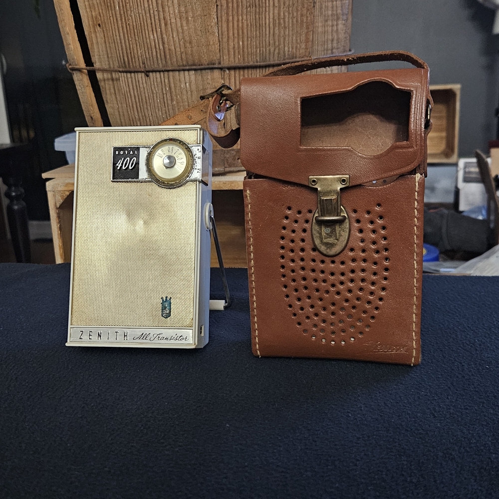 Zenith All-Transistor 400 Portable Radio in Cream